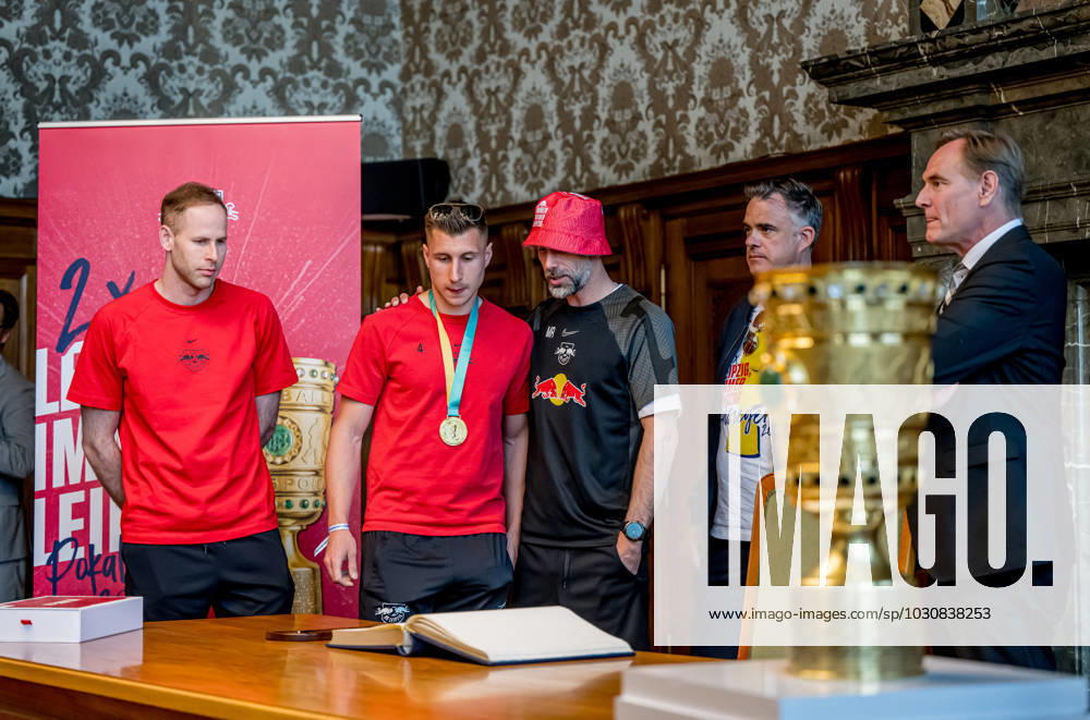 The team of RB Leipzig signs the Golden Book of the City of Leipzig in the new City Hall, here goalkeeper goalkeeper Peter Gulacsi, Willi Orban, head coach coach Marco Rose, Ulrich Wolter Board Head of Operations and Mayor Burkhard Jung reception RB Leipzig after the DFB Cup Final 2023 against Eintracht Frankfurt 4 June 2023 New City Hall, Leipzig Saxony reception RB Leipzig Cup Final 2023