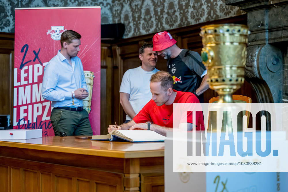The team of RB Leipzig signs the Golden Book of the City of Leipzig in the new City Hall, here Johann Plenge Managing Director, Chief Strategy Officer CSO , Max Eberl Managing Director Sports Director Manager , Goalkeeper Goalkeeper Peter Gulacsi, Head Coach Coach Marco Rose reception RB Leipzig after the DFB Cup Final 2023 against Eintracht Frankfurt 4 June 2023 New City Hall, Leipzig Saxony reception RB Leipzig Cup Final 2023