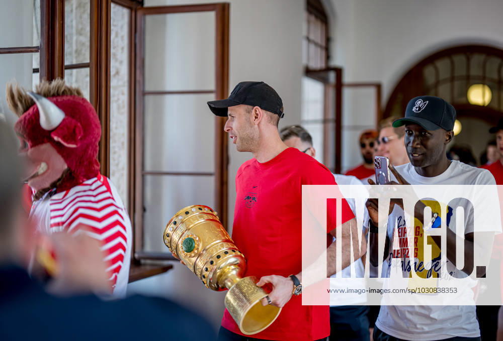 The team of RB Leipzig signs the Golden Book of the City of Leipzig in the new City Hall, here goalkeeper Goalkeeper Peter Gulacsi reception RB Leipzig after the DFB Cup Final 2023 against Eintracht Frankfurt 4 June 2023 New City Hall, Leipzig Saxony reception RB Leipzig Cup Final 2023