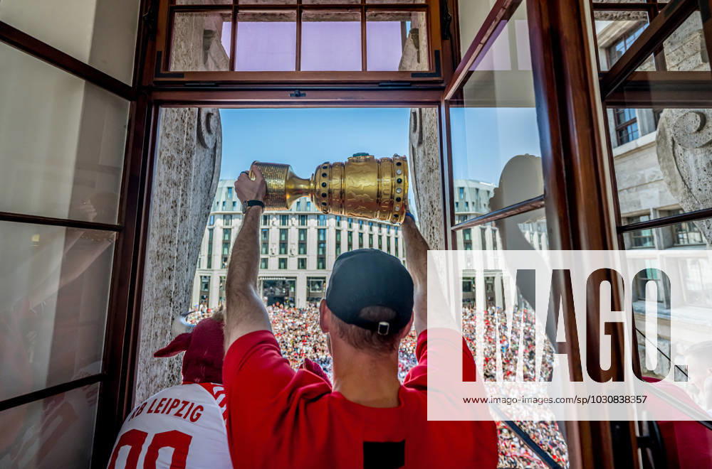 The team of RB Leipzig signs the Golden Book of the City of Leipzig in the new city hall, here goalkeeper Peter Gulacsi shows the fans on the forecourt the cup reception RB Leipzig after the DFB Cup Final 2023 against Eintracht Frankfurt 4 June 2023 New City Hall, Leipzig Saxony Reception RB Leipzig Cup Final 2023