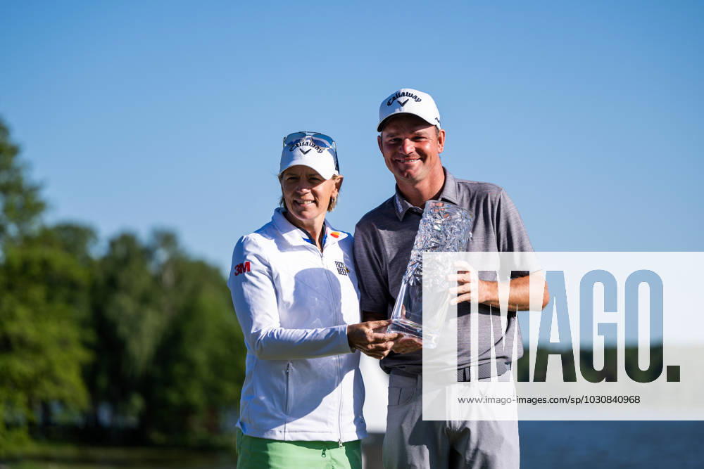 Annika Sörenstam and Dale Whitnell of England pose for a picture with the trophy at the award ceremony after the Scandinavian Mixed golf tournament on June 11, 2023 in Akersberga Photo Emma Wallskog BILDBYRAN COP 320 EW0211 golf scandinavian mixed day 4 bbeng jubel