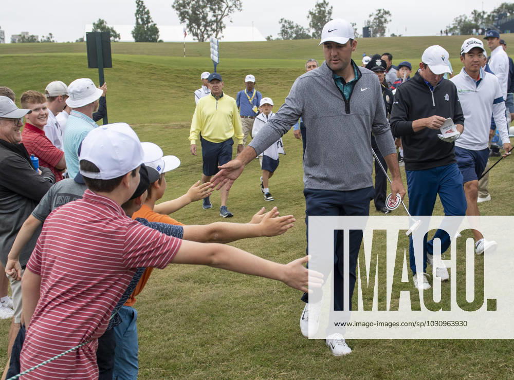 Scottie Scheffler greets some young fans as he leaves the 11th hole during the practice round for the 2023 U.S. Open at the Los Angeles Country Club in Los Angeles on Wednesday, June 14, 2023. . LAP2023061505 MIKExGOULDING