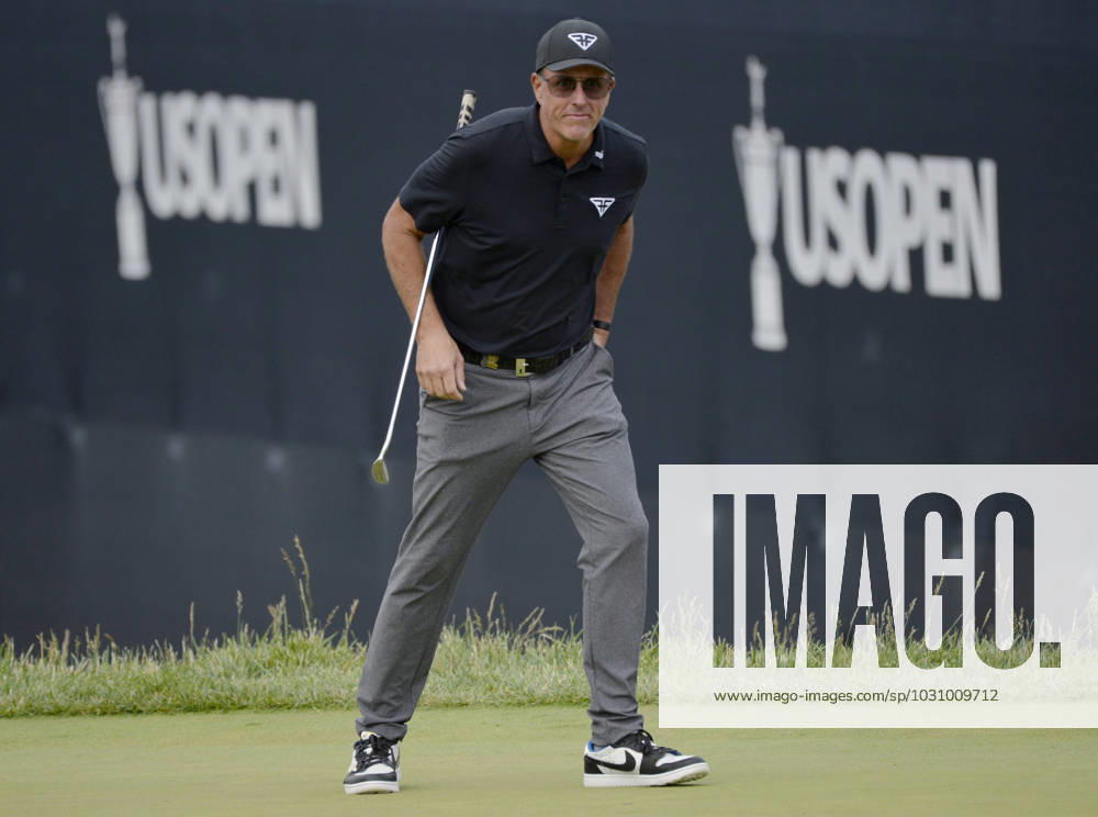 Phil Mickelson walks across a green after a spectator heckled him about LIV during the first round of the 2023 U.S. Open Golf Championship at the Los Angeles Country Club in Los Angeles, California on Thursday, June 15, 2023. LAP20230615948 MIKExGOULDING