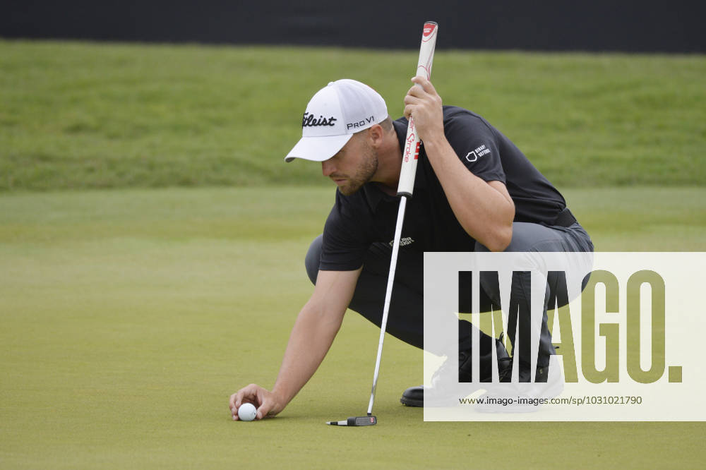 Wyndham Clark places his ball before putting on the 10th green during the second round of the 2023 U.S. Open Golf Championship at the Los Angeles Country Club in Los Angeles, California on Friday, June 16, 2023. LAP20230616908 MIKExGOULDING