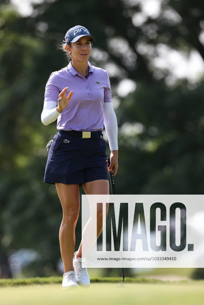 Meijer LPGA, Golf Damen Classic Azahara Munoz of Spain follows acknowledges the crowd after her birdie on the first green during the third round of the Meijer LPGA Classic for Simply Give golf tournament at Blythefield Country Club in Belmont, MI, USA Saturday, June 17, 2023. Belmont Michigan United States