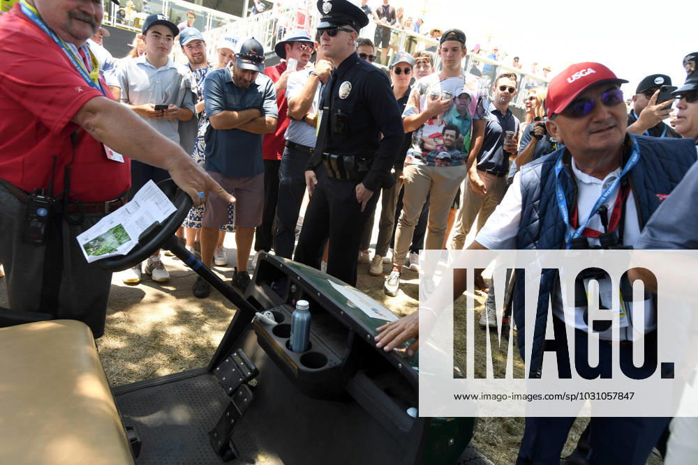 Golf, PGA, US Open in Los Angeles - Ball von Cameron Young landet in einem Golfcart Course officials show that Cameron Young s ball landed in the ball holder of a golf cart of the 10th fairway during the third round for the 2023 U.S. Open at the Los Angeles Country Club in Los Angeles on Saturday June 17, 2023. LAP2023061701 MIKExGOULDING