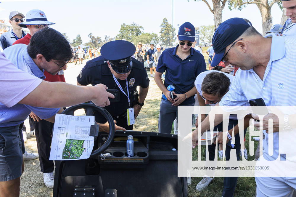 Golf, PGA, US Open in Los Angeles - Ball von Cameron Young landet in einem Golfcart June 17, 2023, Los Angeles, California, USA: A fan points and views to a Cameron Young ball that landed on a golf cart outside the ropes of the 10th hole during the Third round of the LACC 123rd U.S. Open Championship on Saturday June 17, 2023 held at the Los Angeles Country Club in Los Angeles, California. JAVIER ROJAS PI Los Angeles USA - ZUMAp124 20230617_zaa_p124_001