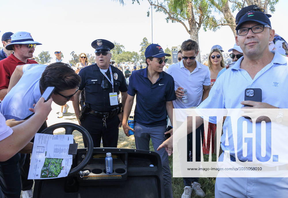 Golf, PGA, US Open in Los Angeles - Ball von Cameron Young landet in einem Golfcart June 17, 2023, Los Angeles, California, USA: A fan points to a Cameron Young ball that landed on a golf cart outside the ropes of the 10th hole during the Third round of the LACC 123rd U.S. Open Championship on Saturday June 17, 2023 held at the Los Angeles Country Club in Los Angeles, California. JAVIER ROJAS PI Los Angeles USA - ZUMAp124 20230617_zaa_p124_002