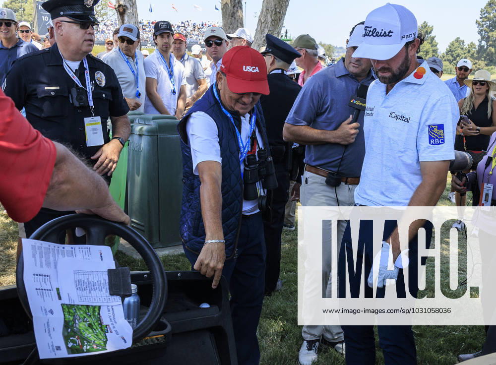 Golf, PGA, US Open in Los Angeles - Ball von Cameron Young landet in einem Golfcart June 17, 2023, Los Angeles, California, USA: A rules official points to Cameron Young his ball that landed on a golf cart outside the ropes of the 10th hole during the Third round of the LACC 123rd U.S. Open Championship on Saturday June 17, 2023 held at the Los Angeles Country Club in Los Angeles, California. JAVIER ROJAS PI Los Angeles USA - ZUMAp124 20230617_zaa_p124_006