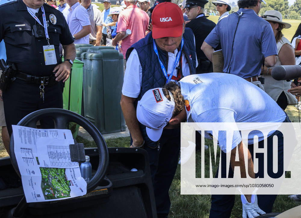 Golf, PGA, US Open in Los Angeles - Ball von Cameron Young landet in einem Golfcart June 17, 2023, Los Angeles, California, USA: Cameron Young checks his ball that landed on a golf cart outside the ropes of the 10th hole during the Third round of the LACC 123rd U.S. Open Championship on Saturday June 17, 2023 held at the Los Angeles Country Club in Los Angeles, California. JAVIER ROJAS PI Los Angeles USA - ZUMAp124 20230617_zaa_p124_007