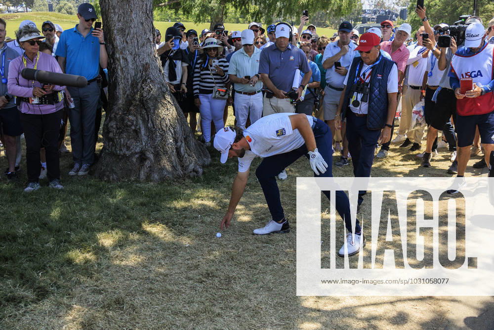Golf, PGA, US Open in Los Angeles - Ball von Cameron Young landet in einem Golfcart June 17, 2023, Los Angeles, California, USA: Cameron Young does a free drop on a ball that landed on a golf cart outside the ropes of the 10th hole during the Third round of the LACC 123rd U.S. Open Championship on Saturday June 17, 2023 held at the Los Angeles Country Club in Los Angeles, California. JAVIER ROJAS PI Los Angeles USA - ZUMAp124 20230617_zaa_p124_010