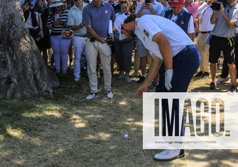 Golf, PGA, US Open in Los Angeles - Ball von Cameron Young landet in einem Golfcart June 17, 2023, Los Angeles, California, USA: Cameron Young does a free drop on a ball that landed on a golf cart outside the ropes of the 10th hole during the Third round of the LACC 123rd U.S. Open Championship on Saturday June 17, 2023 held at the Los Angeles Country Club in Los Angeles, California. JAVIER ROJAS PI Los Angeles USA - ZUMAp124 20230617_zaa_p124_011