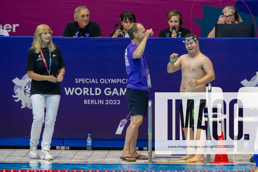 SPECIAL OLYMPICS - World Summer Games 2023 BERLIN,GERMANY,18.JUN.23 - SPECIAL OLYMPICS - World Summer Games 2023, swimming. Image shows volunteer and Stefan Straus (AUT). GEPAxpictures xGintarexKarpaviciute