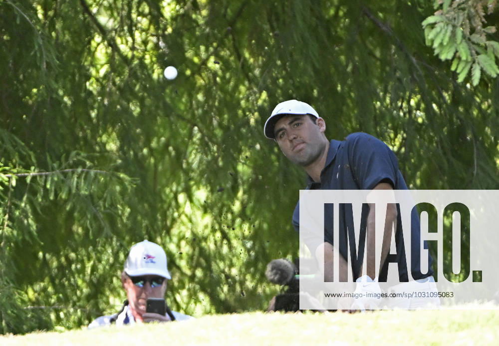 Scottie Scheffler chips up to the seventh green during the final round of the 2023 U.S. Open Golf Championship at the Los Angeles Country Club in Los Angeles, California on Sunday, June 18, 2023. LAP20230618738 ALEXxGALLARDO