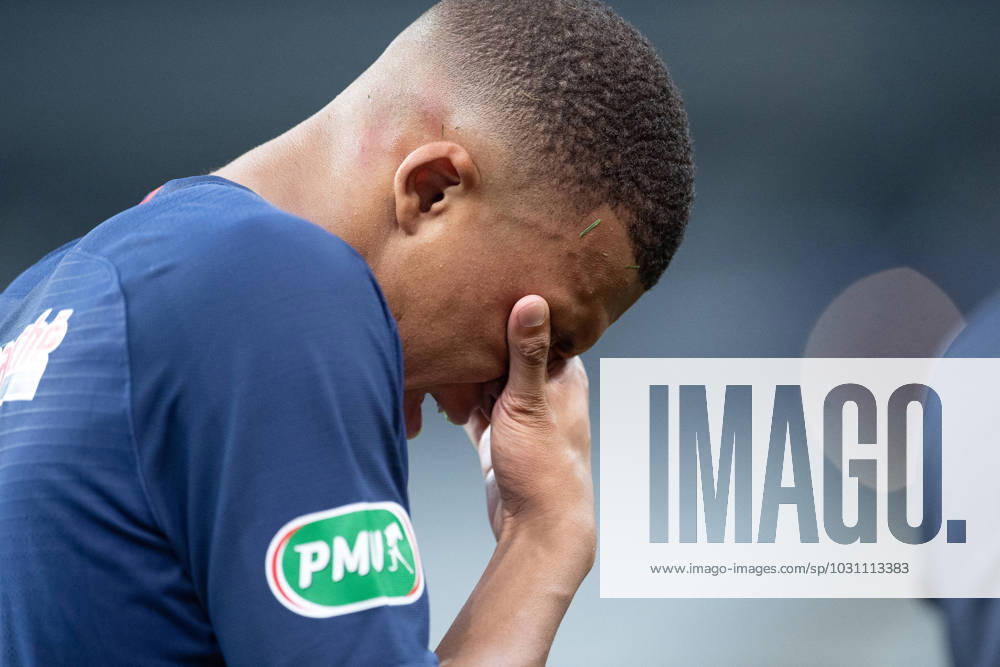 Paris Saint-Germain Win French Cup Paris St Germain s Kylian Mbappe leaves the pitch after sustaining an injury during the French Cup Final between AS Saint-Etienne and Paris Saint Germain at Stade de France on July 24, 2020 in Saint-Denis, France. PSG defeated Saint Etienne 1-0 and was crowned French Cup winners. Photo by David Niviere ABACAPRESS.COM SAINT-DENIS France