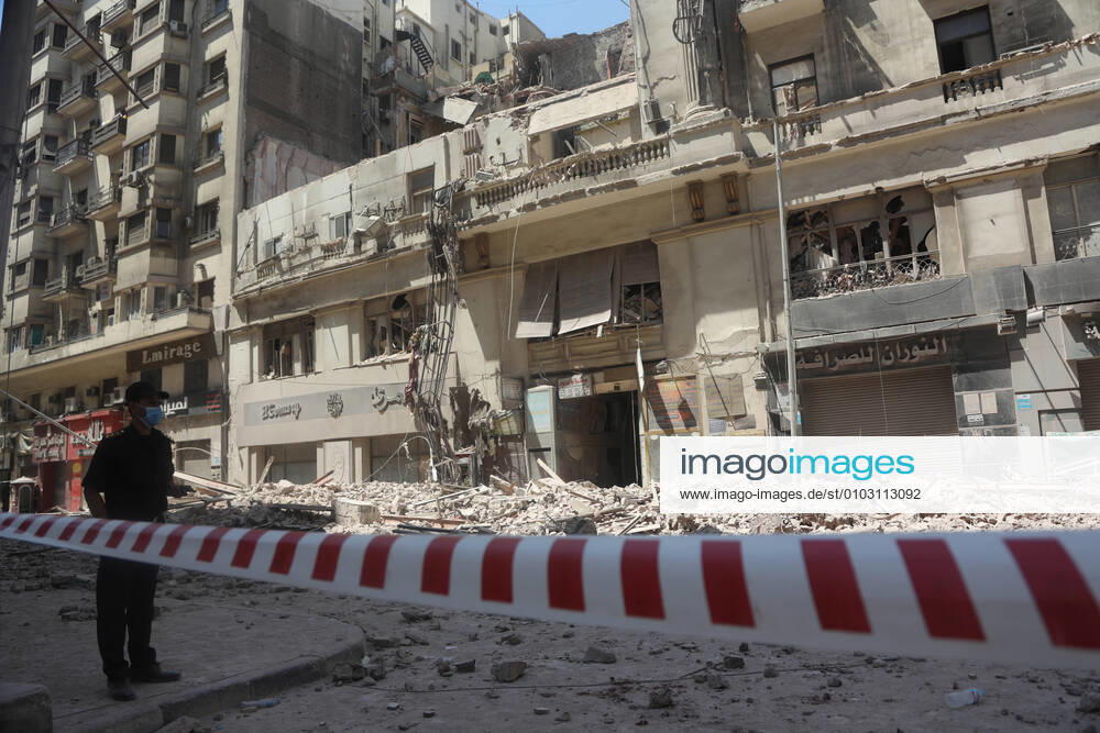 (200815) -- CAIRO, Aug. 15, 2020 (Xinhua) -- Photo taken on Aug. 15, 2020 shows the site where a building partially collapsed in downtown Cairo, Egypt. Four people were injured when an old building in Cairo s Qasr al-Nile street partially collapsed on Saturday, according to reports. (Xinhua Ahmed Gomaa) EGYPT-CAIRO-BUILDING-COLLAPSE