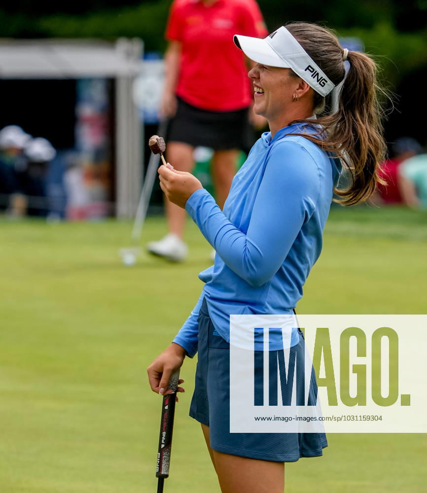 Linn Grant (SWE) eats an ice cream bar as she practices her putting at the KPMG Womens Golf Championship at Baltusrol Golf Club in Springfield, NJ on June 21, 2023. Eclipse Sportswire CSM Springfield USA - ZUMAcs17 20230621_zaf_cs17_008