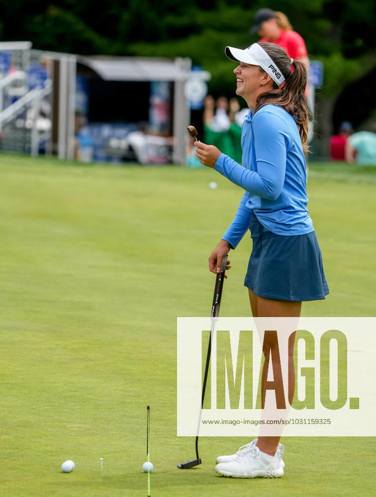 Linn Grant (SWE) eats an ice cream bar as she practices her putting at the KPMG Womens Golf Championship at Baltusrol Golf Club in Springfield, NJ on June 21, 2023. Eclipse Sportswire CSM Springfield USA - ZUMAcs17 20230621_zaf_cs17_007