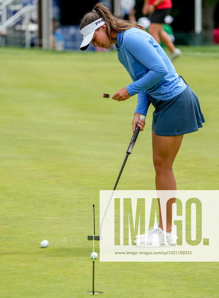 Linn Grant (SWE) eats an ice cream bar as she practices her putting at the KPMG Womens Golf Championship at Baltusrol Golf Club in Springfield, NJ on June 21, 2023. Eclipse Sportswire CSM Springfield USA - ZUMAcs17 20230621_zaf_cs17_009