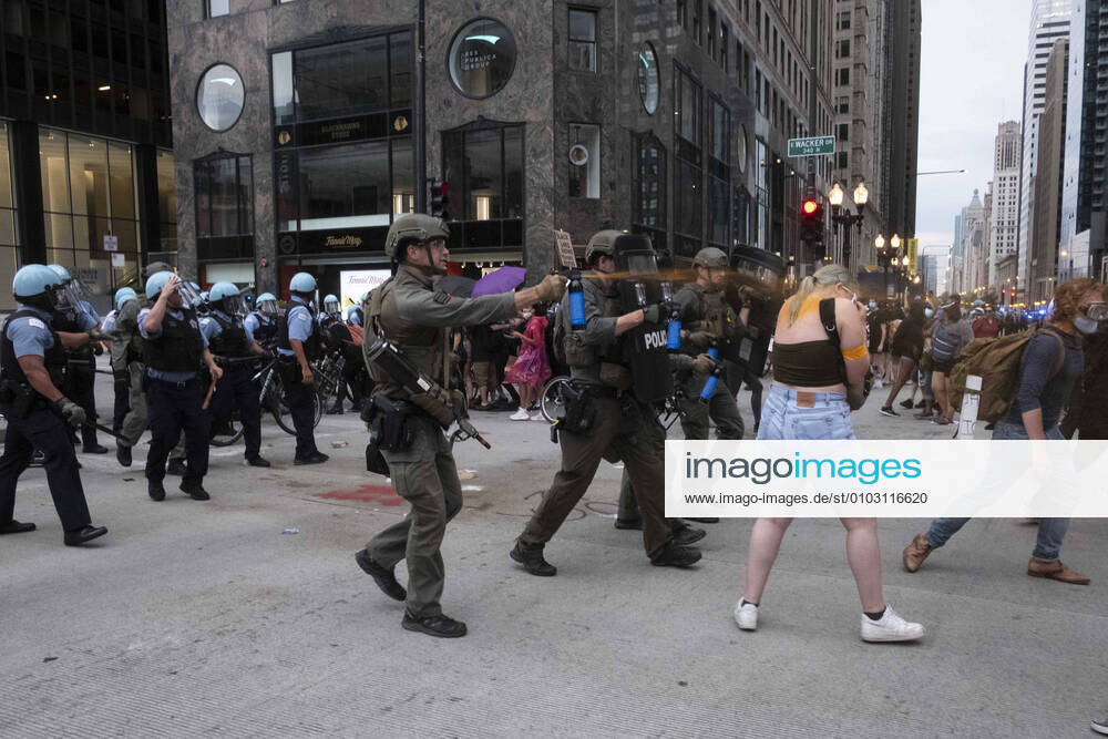 Chicago SWAT, gassing a young woman at a Black Lives Matter protests in downtown Chicago. Chicago USA - ZUMAm150 20200815_zap_m150_013