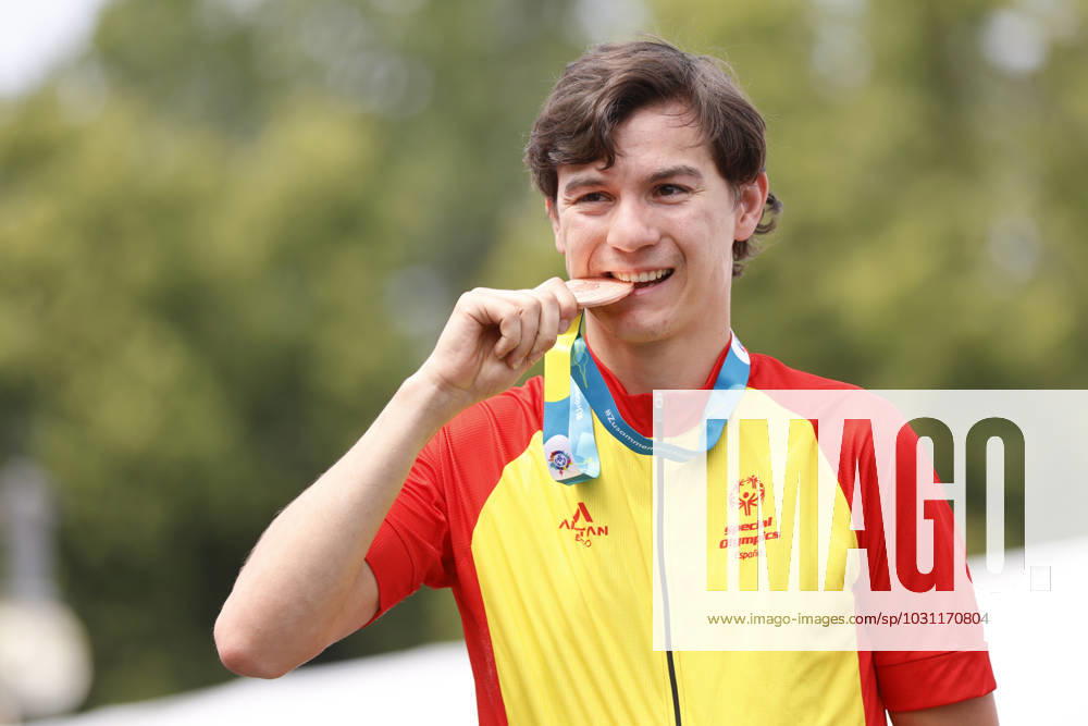SEPCIAL OLYMPICS WORLD GAMES Special Olympics World Games Berlin 2023 6 Day 22 June 2023 Cycling Anatoliy Moliner Zapatero ESP bites his bronze medal Berlin Straße des 17 Junis Berlin Germany.