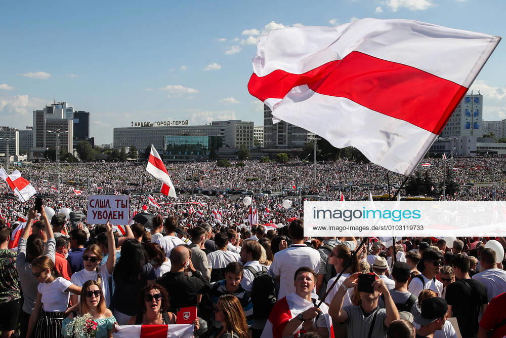 Bilder des Jahres 2020, News 08 August MINSK, BELARUS - AUGUST 16, 2020: Protesters gather for a rally at the Minsk Hero City Obelisk. Exit poll figures announced on August 9 after the Belarusian presidential election have sparked mass protests and unrest across several cities including Minsk, eventually escalating into violent clashes with the police. Natalia Fedosenko TASS TS0E382C