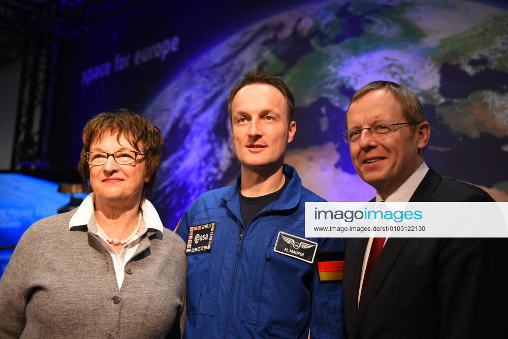 ESA Press Conference, Astronaut Dr Matthias Maurer 02 02 2017 Darmstadt x1x ESA, European Space Operations Center Press Conference, Introduction of ESA Astronaut Dr Matthias Maurer In the picture l r Brigitte Zypries Federal Minister of Economics and Energy, Spaceflig