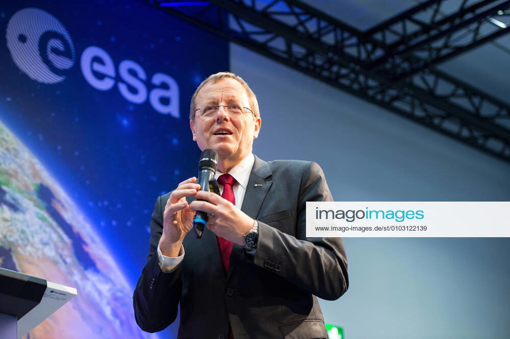 ESA Press Conference, Astronaut Dr Matthias Maurer 02 02 2017 Darmstadt x1x ESA, European Space Operations Centre Press Conference, Introduction of ESA Astronaut Dr Matthias Maurer In picture l r Prof Jan Wörner ESA Director General Frankfurt Frankfurt Hessen Germany