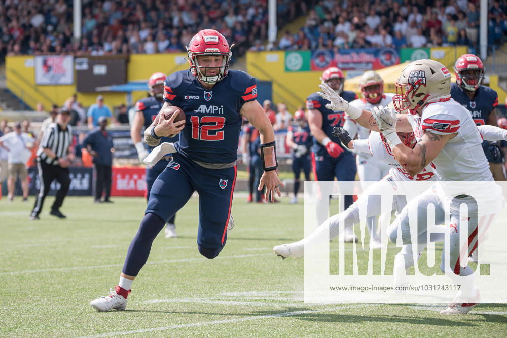 American football, 2023 season, European League of Football ELF , Hamburg Sea Devils Berlin Thunder, Stadion Hoheluft Hamburg , 25 06 2023, 4 Gameweek Preston Haire 12, Sea Devils, QB, USA runs himself with the ball For editorial use only Photo IMAGO Lobeca Roberto Seidel Hamburg Stadion Hoheluft, Lokstedter Steindamm 87 Hamburg Germany