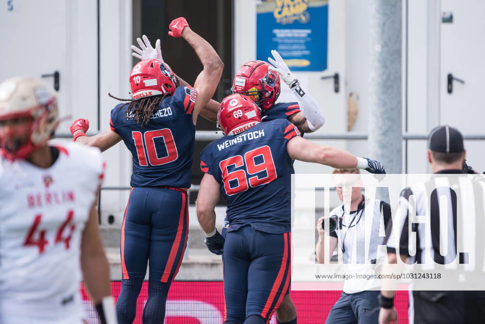 American Football, 2023 season, European League of Football ELF , Hamburg Sea Devils Berlin Thunder, Stadion Hoheluft Hamburg , 25 06 2023, 4 Gameweek Jean Claude Madin Cerezo 10, Sea Devils, TE, GER , David Weinstock 69, Sea Devils, C, GER and Malik Stanley 2, Sea Devils, WR, USA cheer For editorial use only Photo IMAGO Lobeca Roberto Seidel Hamburg Stadion Hoheluft, Lokstedter Steindamm 87 Hamburg Germany.