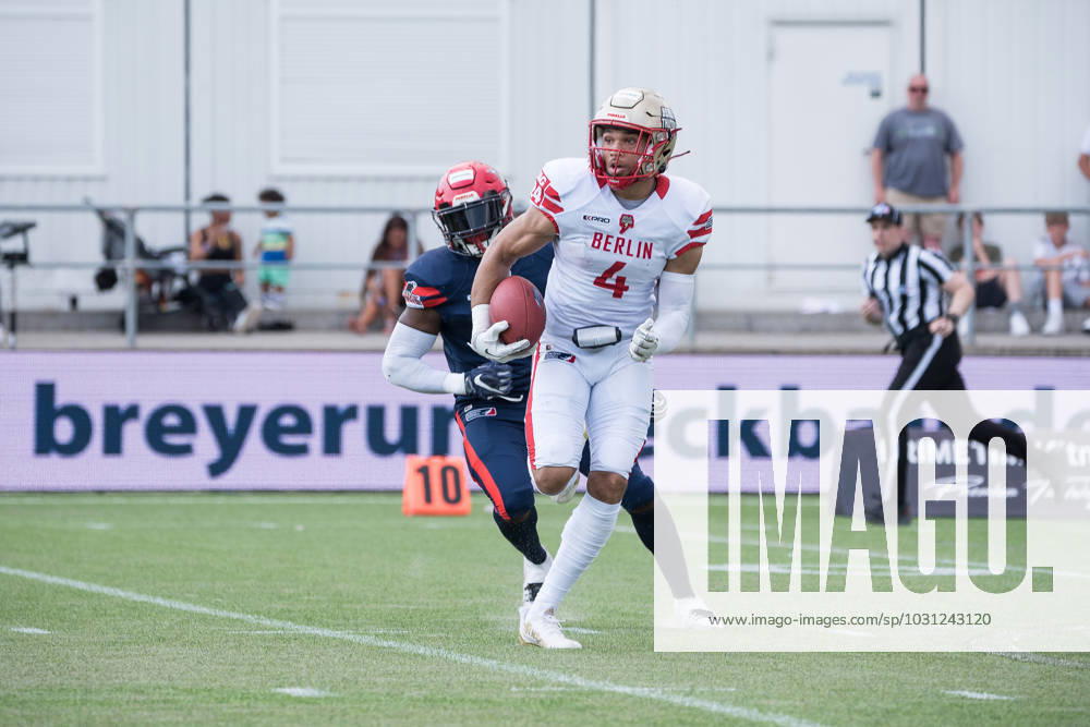 American Football, 2023 season, European League of Football ELF , Hamburg Sea Devils Berlin Thunder, Stadion Hoheluft Hamburg , 25 06 2023, 4 Gameweek Aaron Jackson 4, Berlin Thunder, WR carries the ball back For editorial use only Photo IMAGO Lobeca Roberto Seidel Hamburg Stadion Hoheluft, Lokstedter Steindamm 87 Hamburg Germany.