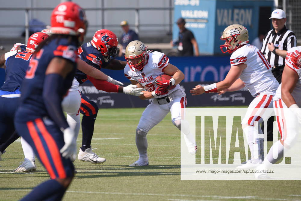 American football, 2023 season, European League of Football ELF , Hamburg Sea Devils Berlin Thunder, Stadion Hoheluft Hamburg , 25 06 2023, 4 Gameweek Evans Yeboah 95, Sea Devils, DL, GHA grabs Max E Zimmermann 5, Berlin Thunder, WR For editorial use only Photo IMAGO Lobeca Roberto Seidel Hamburg Stadion Hoheluft, Lokstedter Steindamm 87 Hamburg Germany.
