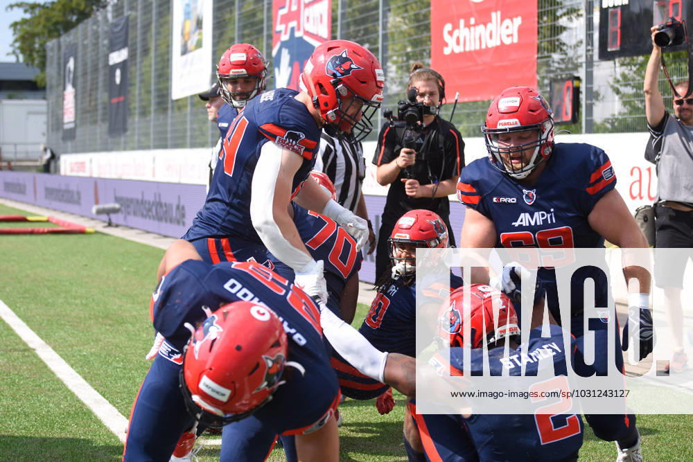 American football, 2023 season, European League of Football ELF , Hamburg Sea Devils Berlin Thunder, Stadion Hoheluft Hamburg , 25 06 2023, 4 Gameweek Hamburg players help each other up in the end zone and celebrate the first touchdown For editorial use only Photo IMAGO Lobeca Roberto Seidel Hamburg Stadion Hoheluft, Lokstedter Steindamm 87 Hamburg Germany