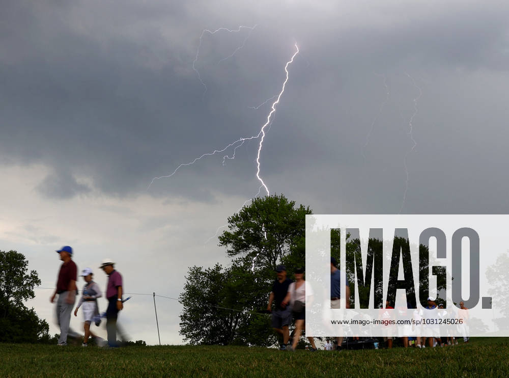 Spectators evacuate the golf course with lightning already in the area in the final round of the KPMG Women s PGA, Golf Herren Championship at Baltusrol Golf Club in Springfield, NJ on Sunday, June 25, 2023. NYP20230625101 JohnxAngelillo