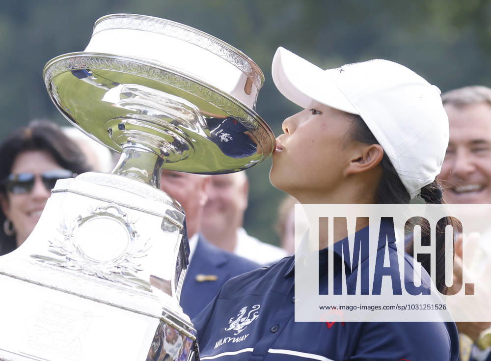 Yin Ruoning of China celebrates on the 18th green with the championship trophy in the final round after winning the KPMG Women s PGA, Golf Herren Championship with a score of 8 under par at Baltusrol Golf Club in Springfield, NJ on Sunday, June 25, 2023. NYP20230625109 JohnxAngelillo