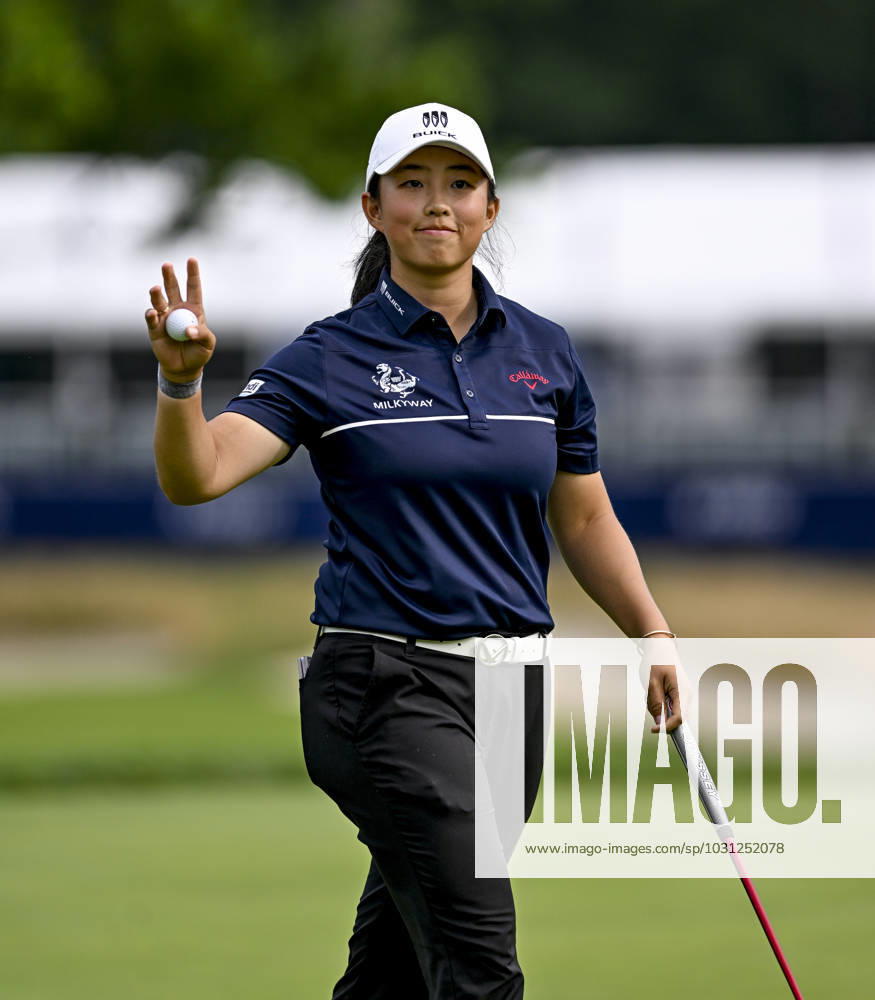 Ruoning Yin (CHN) picks up her ball after winning the KPMG Womens Golf Championship at Baltusrol Golf Club in Springfield, NJ on June 25, 2023. Scott Serio Eclipse Sportswire CSM USA - ZUMAcs17 20230625_zaf_cs17_044