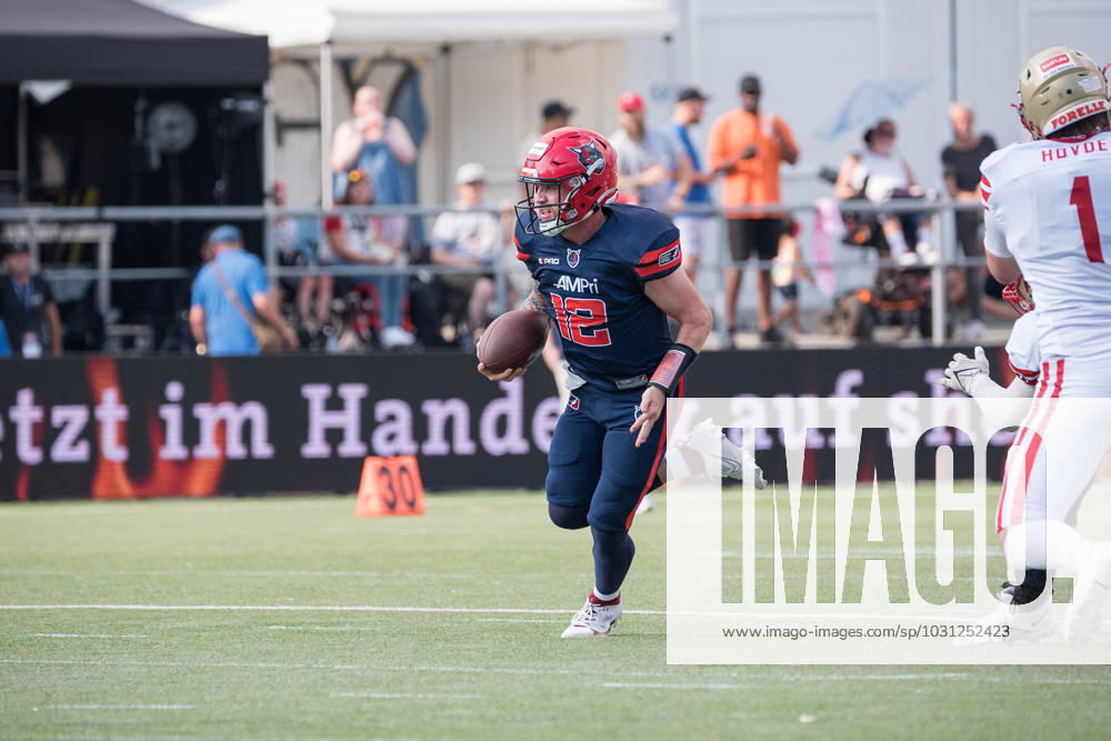American football, 2023 season, European League of Football ELF , Hamburg Sea Devils Berlin Thunder, Stadion Hoheluft Hamburg , 25 06 2023, 4 Gameweek Preston Haire 12, Sea Devils, QB, USA carries the ball forward by himself For editorial use only Photo IMAGO Lobeca Roberto Seidel Hamburg Stadion Hoheluft, Lokstedter Steindamm 87 Hamburg Germany