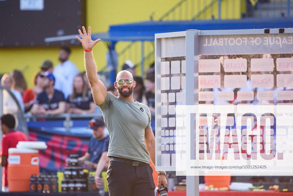 American football, 2023 season, European League of Football ELF , Hamburg Sea Devils Berlin Thunder, Stadium Hoheluft Hamburg , 25 06 2023, 4 Gameweek Kasim Edebali former NFL and ELF player himself waves briefly to fans before conducting interviews for ran For editorial use only Photo IMAGO Lobeca Roberto Seidel Hamburg Stadium Hoheluft, Lokstedter Steindamm 87 Hamburg Germany