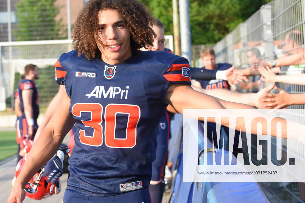 American football, 2023 season, European League of Football ELF , Hamburg Sea Devils Berlin Thunder, Stadion Hoheluft Hamburg , 25 06 2023, 4 Gameweek Lucas Harting Candido 23 30, Sea Devils, RB, GER high-fives fans at the fence For editorial use only Photo IMAGO Lobeca Roberto Seidel Hamburg Stadion Hoheluft, Lokstedter Steindamm 87 Hamburg Germany.