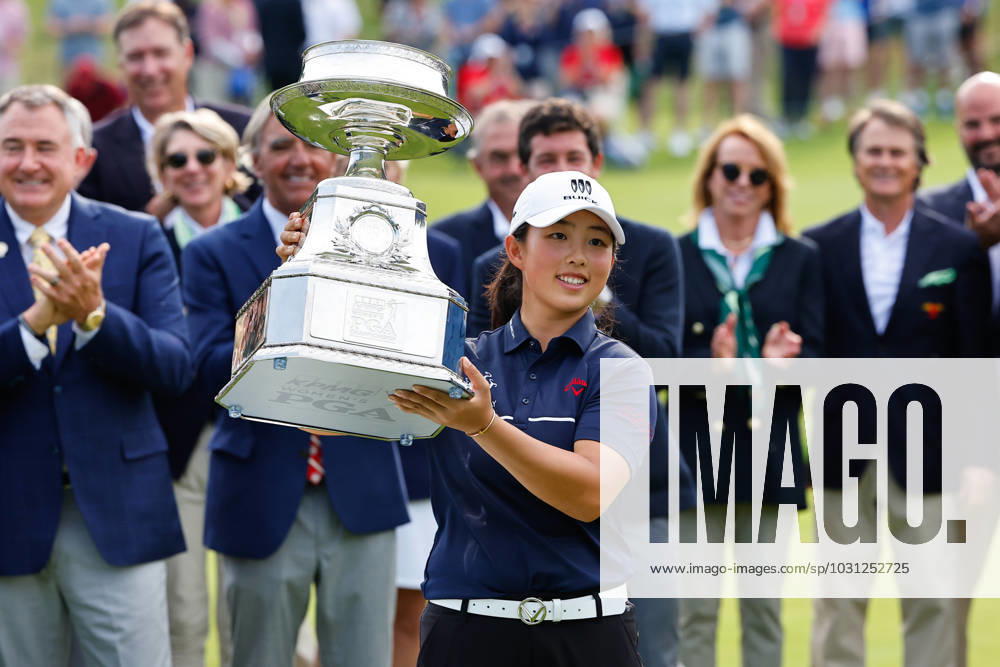 SPRINGFIELD, NJ - JUNE 25: Ruoning Yin of China holds the KPMG PGA, Golf Herren Trophy after winning the LPGA, Golf Damen KPMG Womens PGA Championship on June 25, 2023 at Baltusrol Golf Club (Lower Course) in Springfield, New Jersey. (Photo by Rich Graessle Icon Sportswire) GOLF: JUN 25 LPGA KPMG Womens PGA Championship Icon23062519283