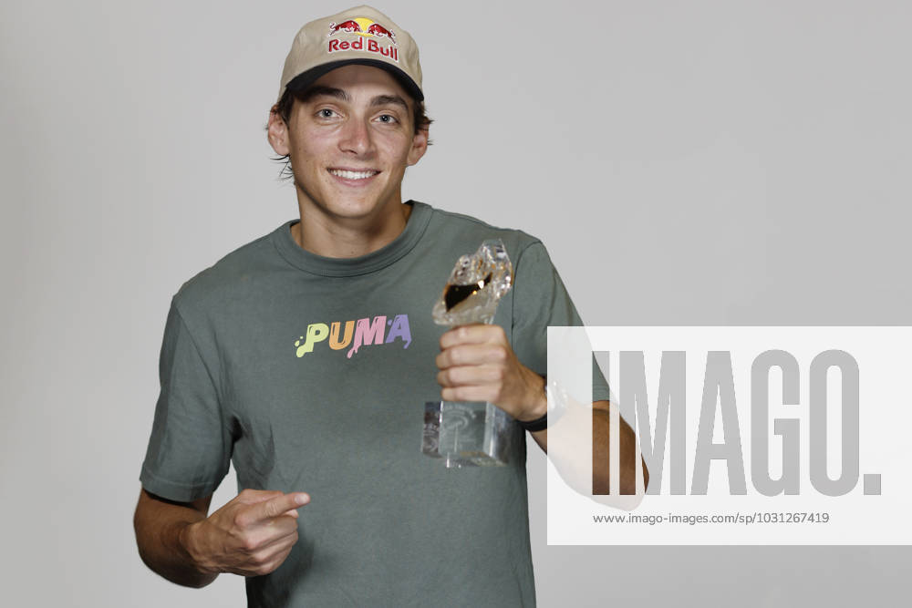 Bilder des Jahres 2023, Sport 06 Juni Armand Duplantis (Sweden) poses with trophy of the Golden Spike Ostrava 2023 meeting prior to the 63rd edition of the annual athletics event, part of the IAAF World Challenge Meetings, in Ostrava, Czech Republic, on June 26, 2023. (CTKxPhoto PavelxLebeda) CTKPhotoF202306260015301 CTKPhotoF202306260015301