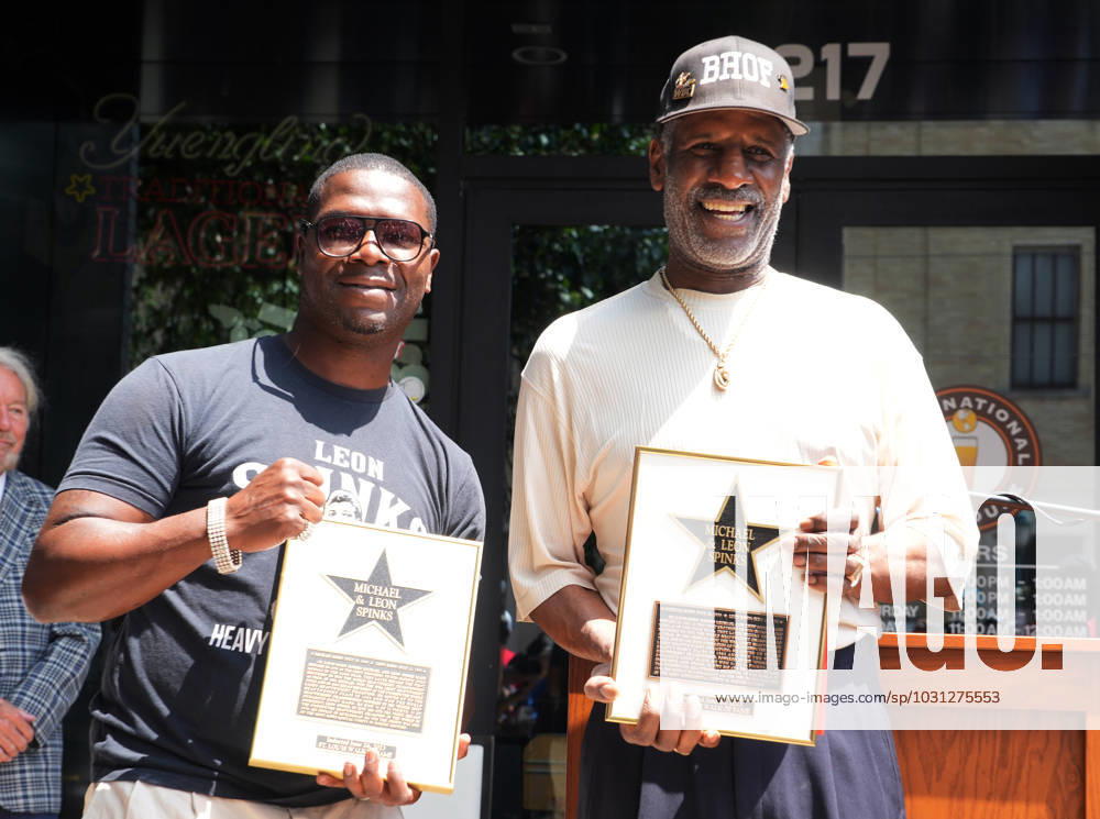 Bilder des Jahres 2023, Sport 06 Juni Boxers Corey Spinks (L) representing his late father Leon and Michael Spinks display their stars on the St. Louis Walk of Fame during ceremonies in University City, Missouri on Monday, June 26, 2023. Leon Spinks competed from 1977 to 1995 and won the undisputed heavyweight championship in 1978 after defeating Muhammad Ali. Michael Spinks held world championships in two weight classes, including the undisputed light heavyweight title from 1983 to 1985, and the lineal heavyweight title from 1985 to 1988. SLP2023062605 BILLxGREENBLATT