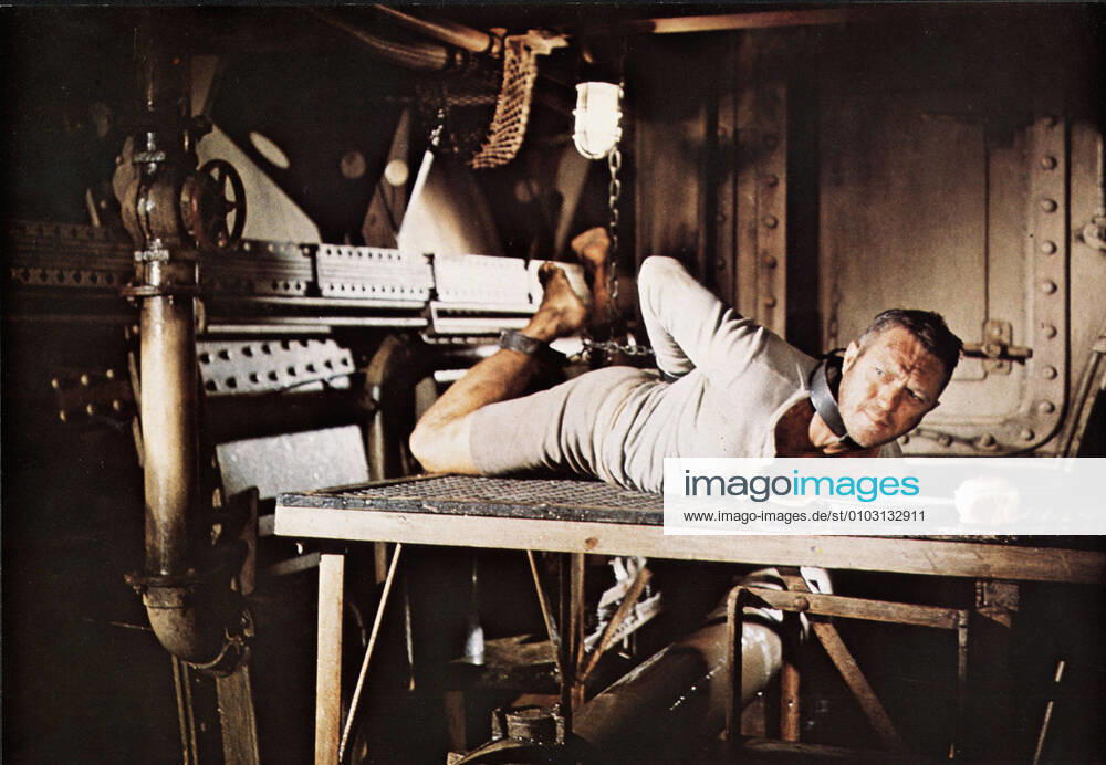 PAPILLON STEVE McQUEEN Date: 1973. Strictly editorial use only in conjunction with the promotion of the film. Credit line mandatory. This image is copyright of the film company and is supplied under the terms of issue as film still. No commercial or book cover use permitted without prior consent from the film company. Mandatory credit line: Image courtesy Ronald Grant Archive Mary Evans