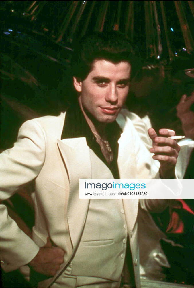 SATURDAY NIGHT FEVER JOHN TRAVOLTA Date: 1977. Strictly editorial use only in conjunction with the promotion of the film. Credit line mandatory. This image is copyright of the film company and is supplied under the terms of issue as film still. No commercial or book cover use permitted without prior consent from the film company. Mandatory credit line: Image courtesy PARAMOUNT PICTURES Ronald Grant Archive Mary Evans