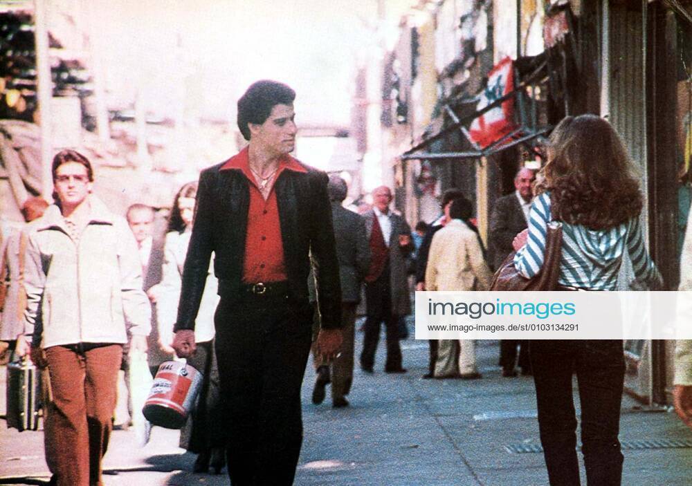 SATURDAY NIGHT FEVER JOHN TRAVOLTA Date: 1977. Strictly editorial use only in conjunction with the promotion of the film. Credit line mandatory. This image is copyright of the film company and is supplied under the terms of issue as film still. No commercial or book cover use permitted without prior consent from the film company. Mandatory credit line: Image courtesy PARAMOUNT PICTURES Ronald Grant Archive Mary Evans
