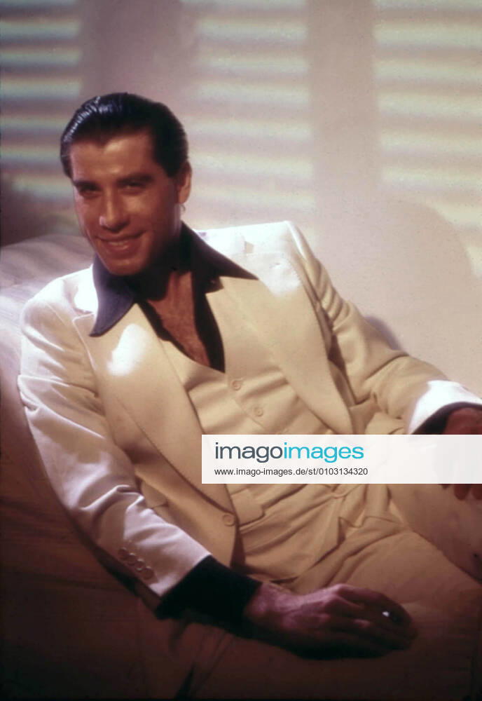 SATURDAY NIGHT FEVER JOHN TRAVOLTA Date: 1977. Strictly editorial use only in conjunction with the promotion of the film. Credit line mandatory. This image is copyright of the film company and is supplied under the terms of issue as film still. No commercial or book cover use permitted without prior consent from the film company. Mandatory credit line: Image courtesy PARAMOUNT PICTURES Ronald Grant Archive Mary Evans