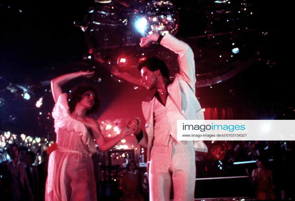 SATURDAY NIGHT FEVER JOHN TRAVOLTA Date: 1977. Strictly editorial use only in conjunction with the promotion of the film. Credit line mandatory. This image is copyright of the film company and is supplied under the terms of issue as film still. No commercial or book cover use permitted without prior consent from the film company. Mandatory credit line: Image courtesy PARAMOUNT PICTURES Ronald Grant Archive Mary Evans