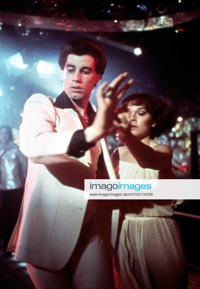 SATURDAY NIGHT FEVER JOHN TRAVOLTA Date: 1977. Strictly editorial use only in conjunction with the promotion of the film. Credit line mandatory. This image is copyright of the film company and is supplied under the terms of issue as film still. No commercial or book cover use permitted without prior consent from the film company. Mandatory credit line: Image courtesy PARAMOUNT PICTURES Ronald Grant Archive Mary Evans