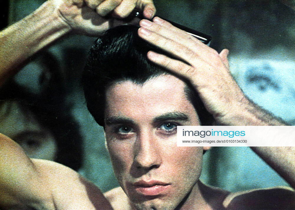 SATURDAY NIGHT FEVER JOHN TRAVOLTA Date: 1977. Strictly editorial use only in conjunction with the promotion of the film. Credit line mandatory. This image is copyright of the film company and is supplied under the terms of issue as film still. No commercial or book cover use permitted without prior consent from the film company. Mandatory credit line: Image courtesy PARAMOUNT PICTURES Ronald Grant Archive Mary Evans