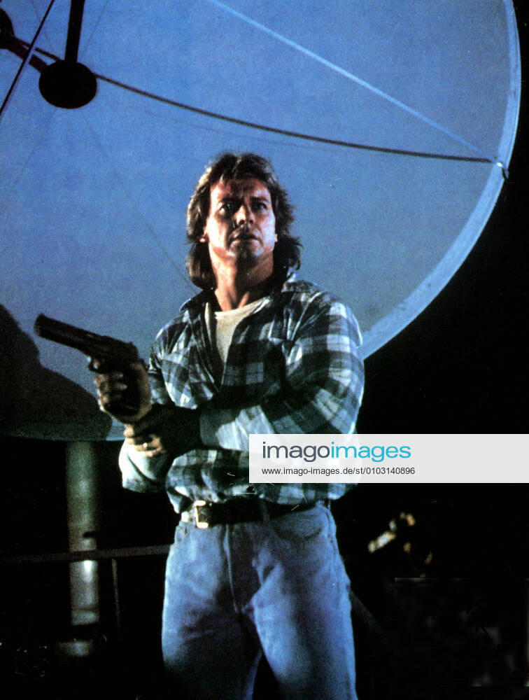 THEY LIVE ALIVE FILMS RODDY PIPER Date: 1988. Strictly editorial use only in conjunction with the promotion of the film. Credit line mandatory. This image is copyright of the film company and is supplied under the terms of issue as film still. No commercial or book cover use permitted without prior consent from the film company. Mandatory credit line: Image courtesy Ronald Grant Archive Mary Evans